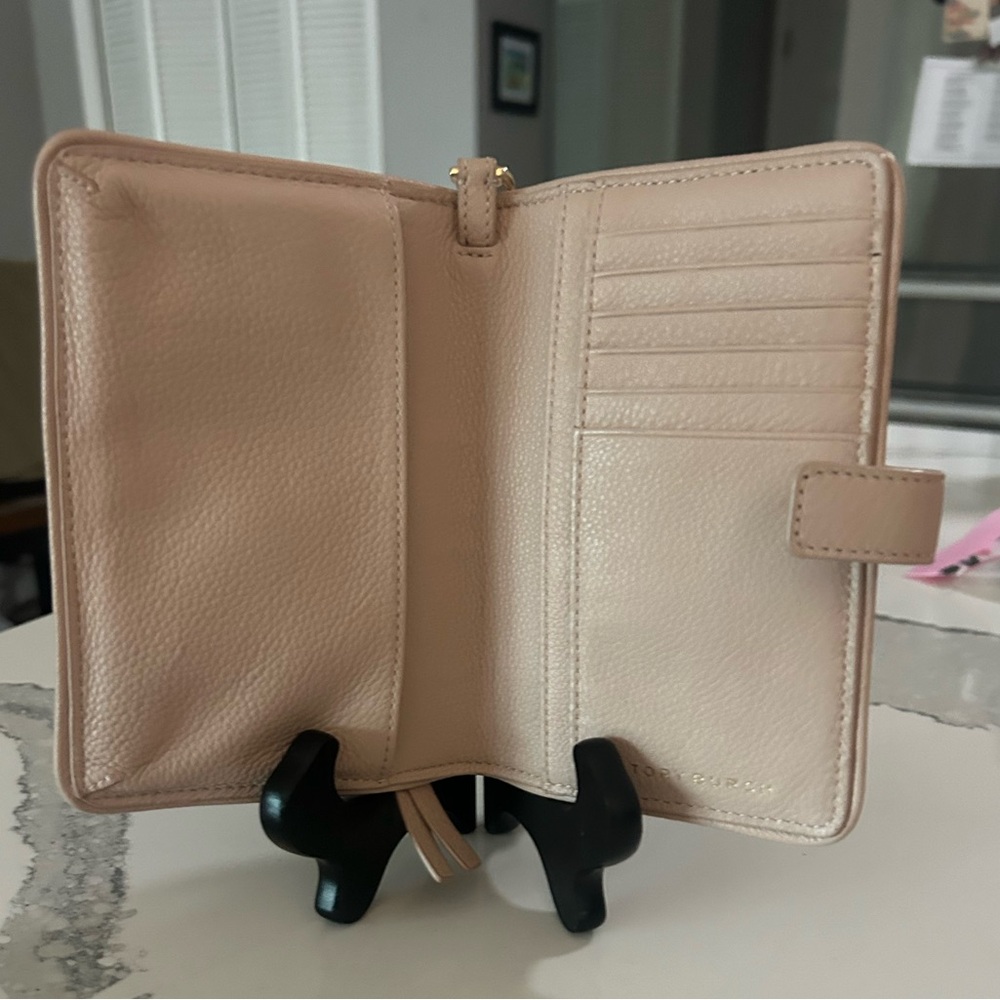 ••EUC Tory Burch Beige Smartphone Pebbled Leather Wallet Gold Tone Hardware - Picture 5 of 9